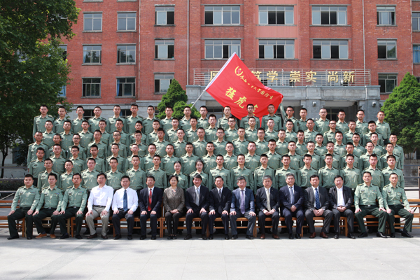 校领导与国防生合影.jpg