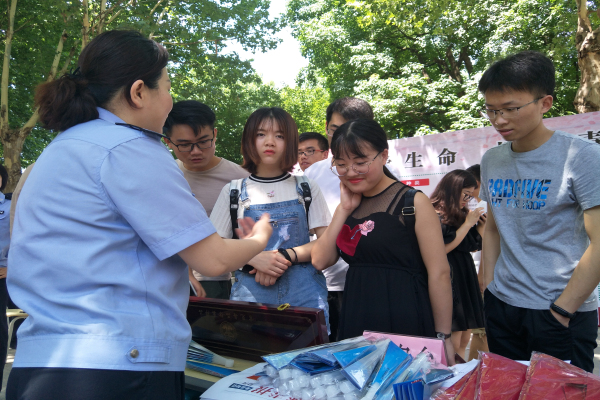 20180629165142657522.jpg 发放宣传物品.jpg