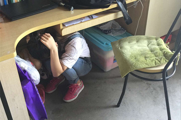 131模拟处于5层以上高层学生就近避险_副本.jpg