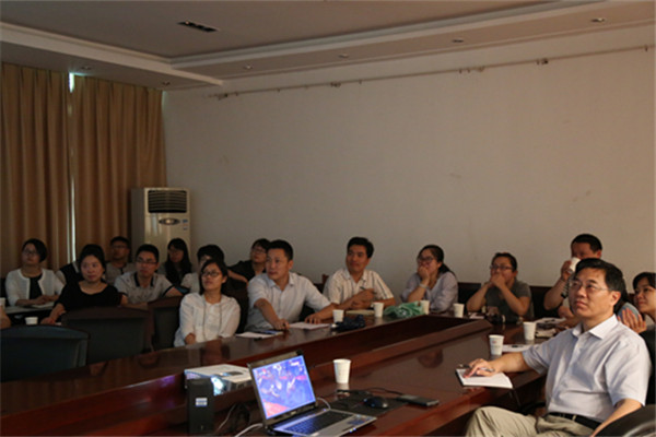 20160701180742769823.jpg 学生政工干部在学工部第一会议室观看直播2.jpg