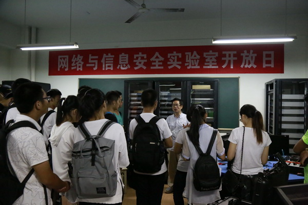 20170926110940872040.jpg 学生参观网络与信息安全实验室2_调整大小.JPG
