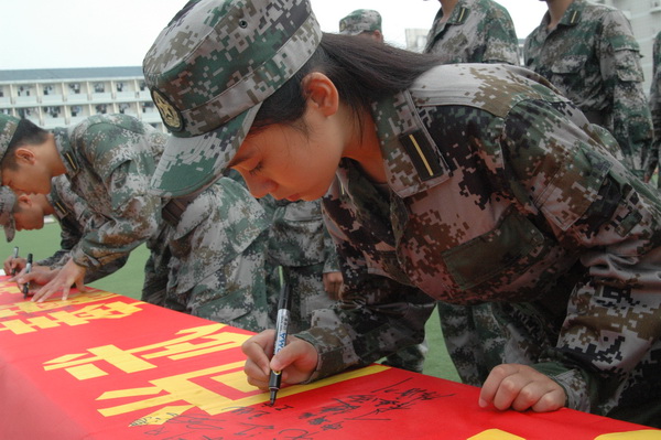 首页 综合新闻 正文驻校选培办主任钱海志在讲话中强调,国防生首先