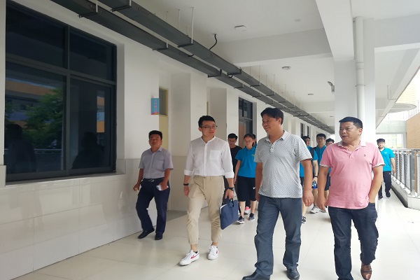 图2：三阳路小学负责人带领合肥工业大学“星火乒乓”团队参观校园.jpg