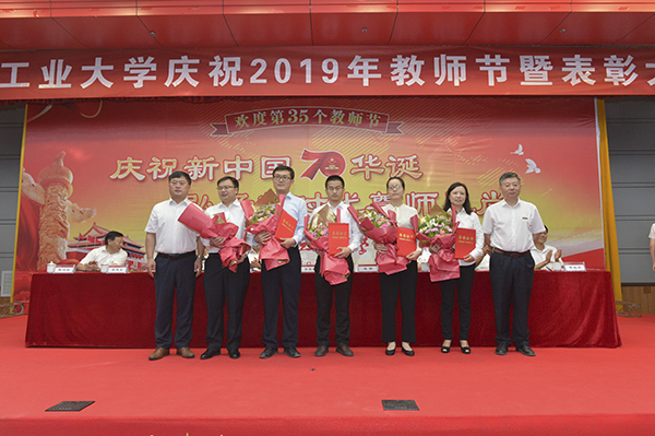 20190910194454752988.jpg 7五人合照 应用.jpg
