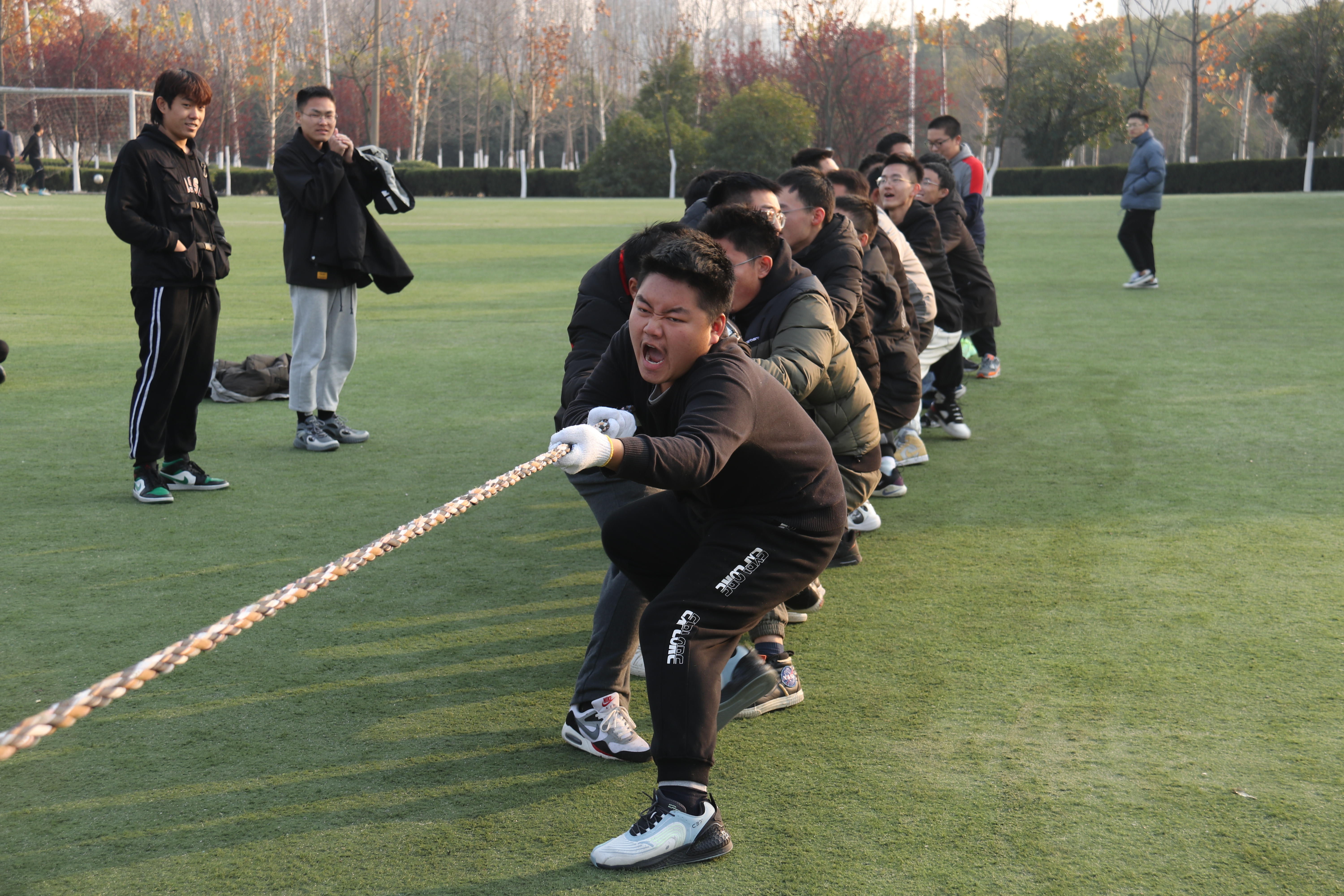 拔河比赛中同学们团结一心，口号响亮