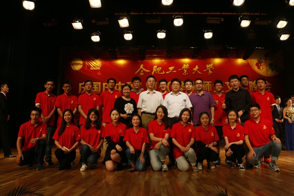 20151010232411733694.jpg 晚会志愿者与领导老师合影.jpg