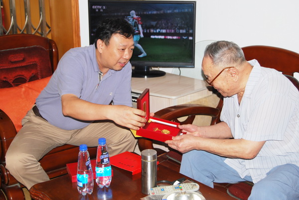 20150831132445138891.jpg 慰问王俭3-1_调整大小.jpg