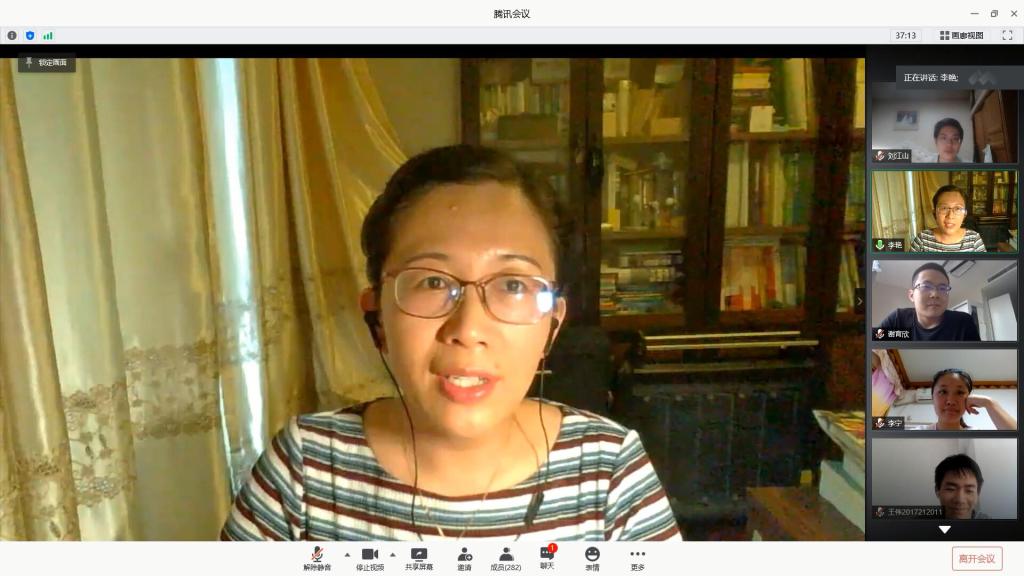 李艳为学生做专题报告 李艳为学生做专题报告