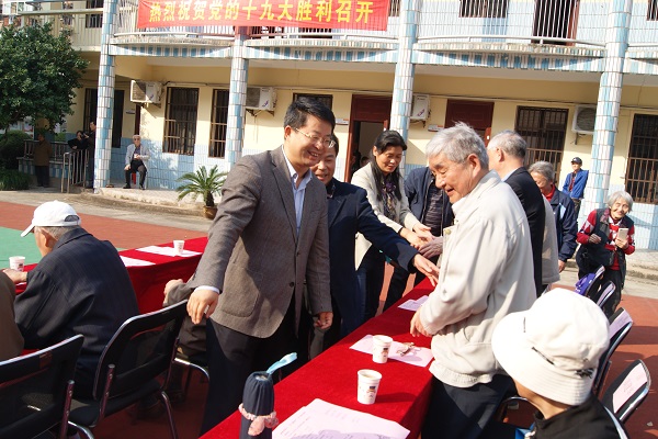 20171103092458903450.jpg 8重阳节刘志峰副校长向80、90岁老同志祝寿.JPG