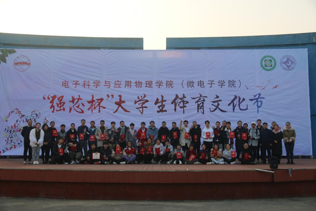 活动结束,老师同学们合影留念 活动结束,老师同学们合影留念