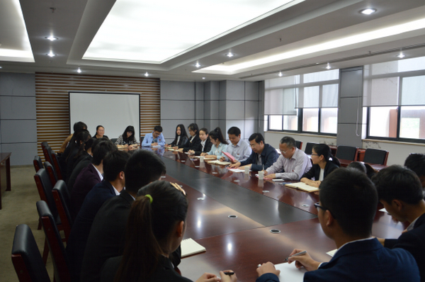 座谈会.jpg