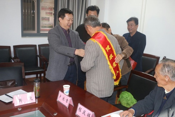 20171103092410723260.jpg 3健康老人.jpg