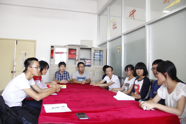 20150921153217901415.jpg 座谈会.JPG