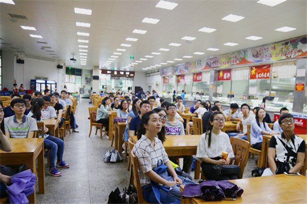 20160701180641620562.jpg 学生在俭园餐厅观看直播.jpg
