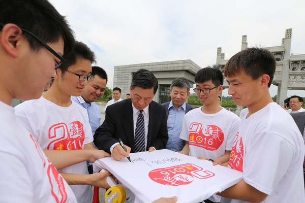 校党委书记袁自煌在毕业生文化衫上题下“服务人民”.JPG