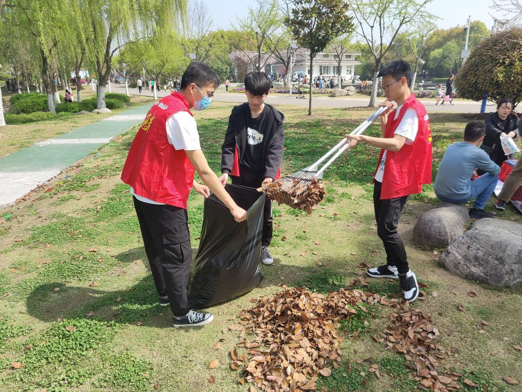 志愿者们在翡翠湖风景区开展“志敬芯风，市民园长”主题志愿服务活动