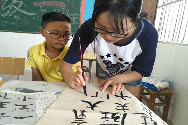20170720170933378225.jpg 教书法1.jpg
