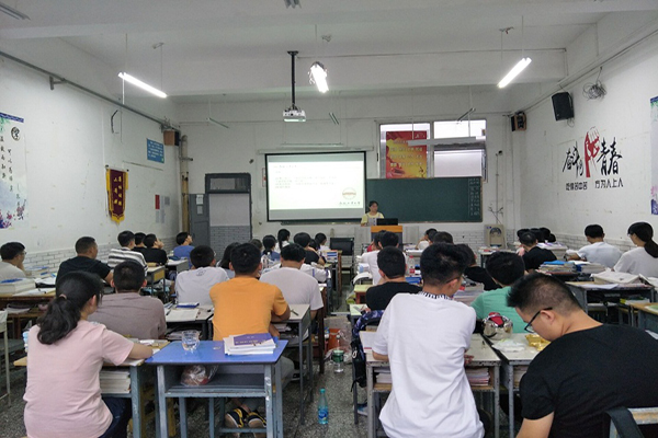 20180911151619932321.jpg 杨娟同学在贵阳市白云兴农中学宣讲活动.jpg