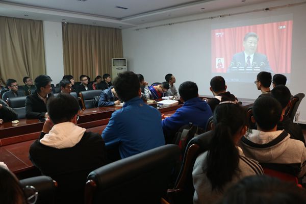 20171019154324341107.jpg 1 组织青年学生收看党的十九大开幕会.jpg