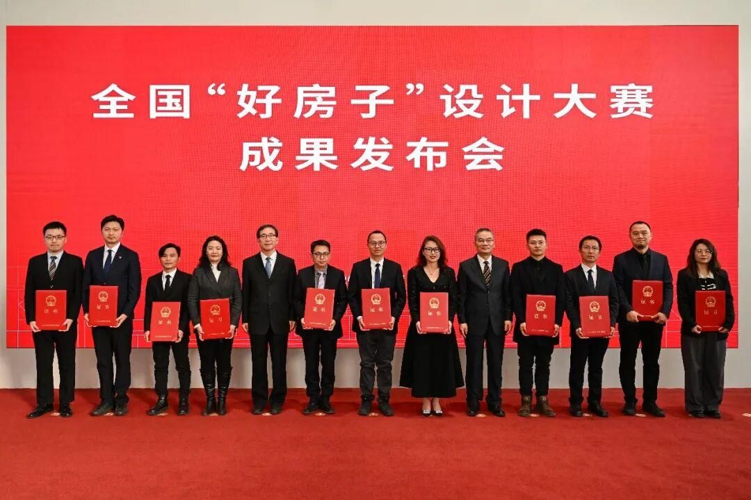 住房城乡建设部总经济师曹金彪、住房城乡建设部总工程师李晓龙为全国“好房子”设计大赛三等奖颁奖（右四、右六分别为我校校友、安徽省建筑设计研究总院股份有限公司吴克勤、彭茜）