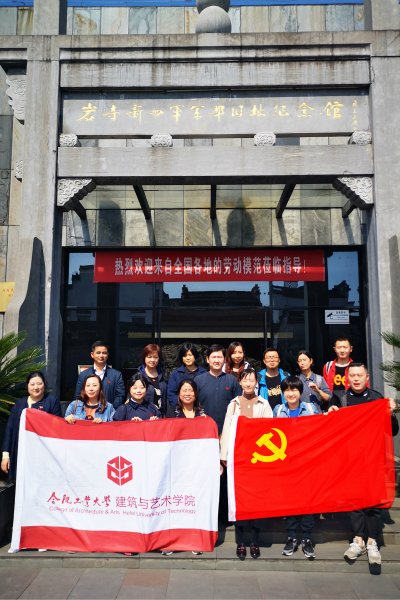 纪念馆前留影1.jpg