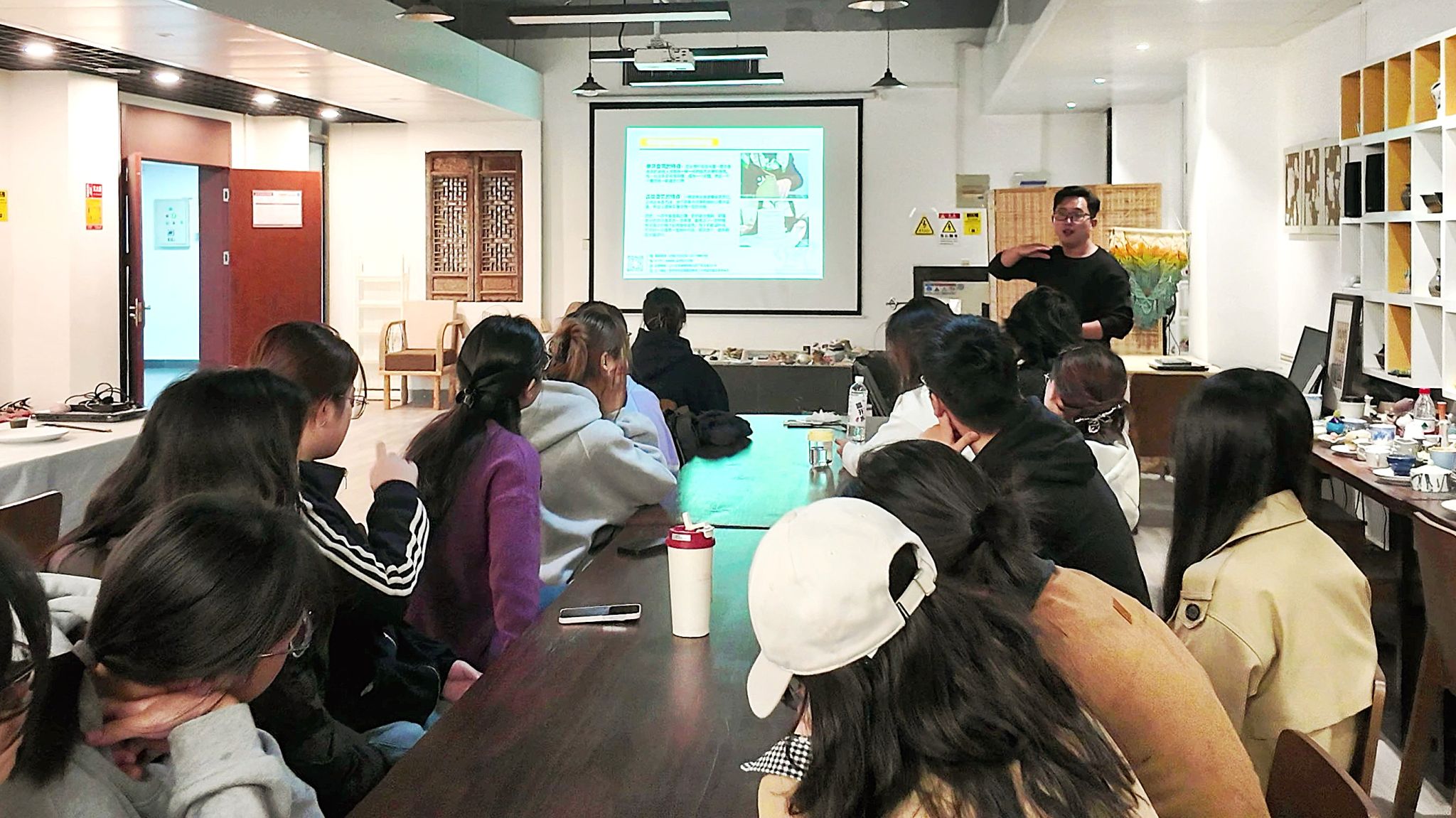 陶艺老师开展理论授课