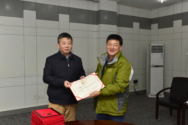 20161129094224958701.jpg 专家受聘1.jpg
