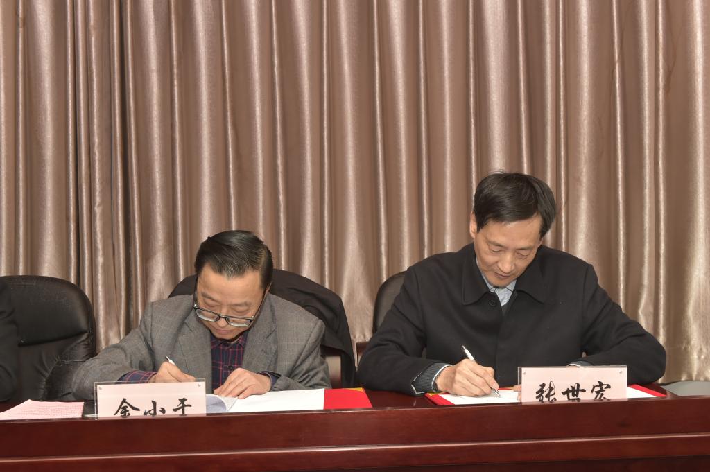金小干与校医院院长张世宏分别代表两家医院签订《安徽医科大学第一附属医院医联体合作框架协议》。