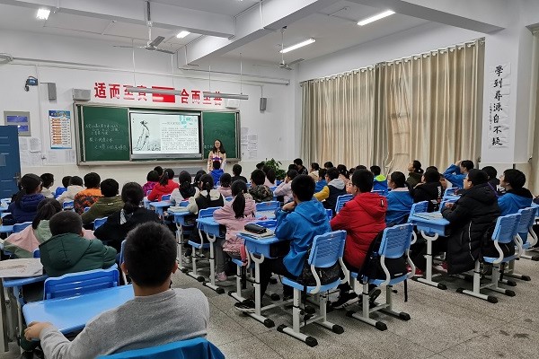20191122化学与化工学院春风社赴合肥六十八中开展“才高八斗-苏轼”主题传统文化教育讲堂（学校）.jpg