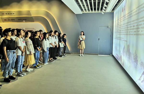 20190912085300292268.jpg 参观校史馆1.jpg