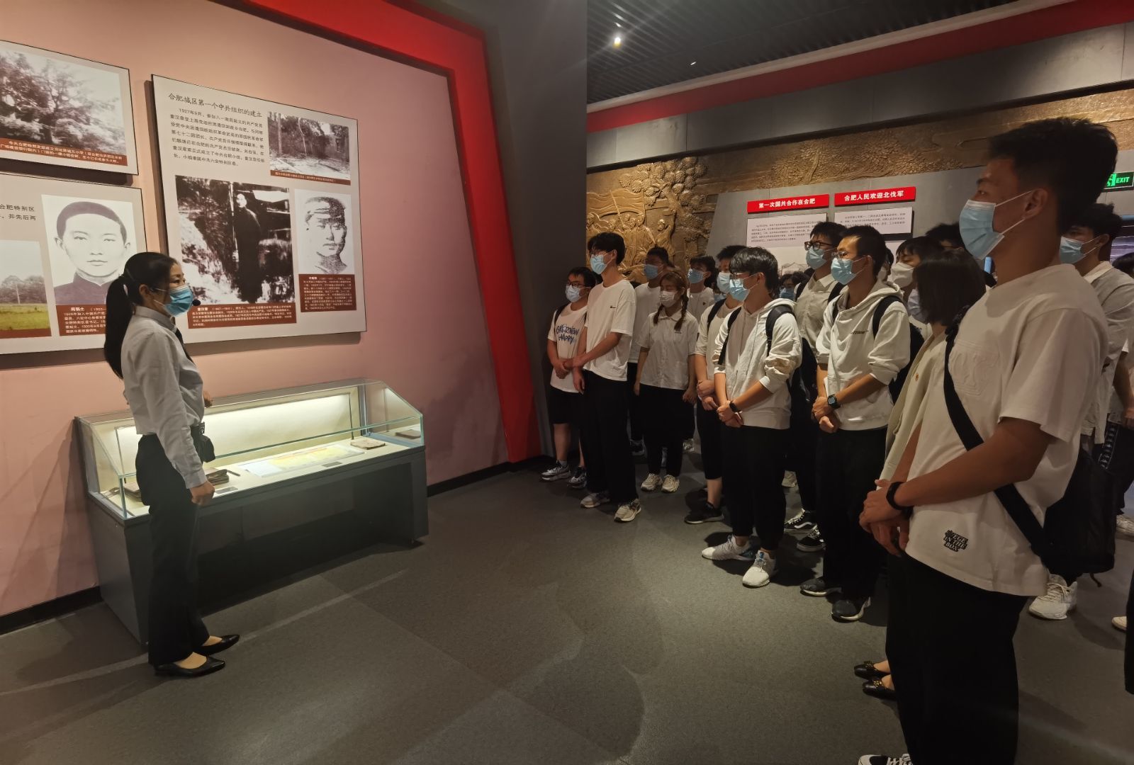 支部同学跟随讲解员参观中国共产党合肥历史馆