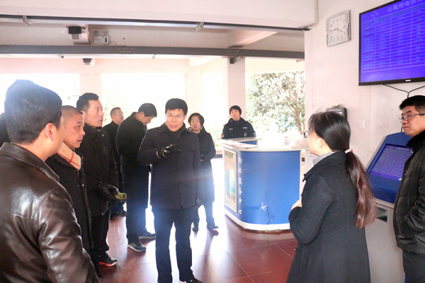 20190102150935793686.jpg 校领导检查学生公寓.jpg