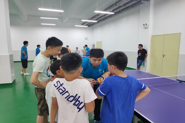 图为队员为同学们讲解比赛规则.jpg