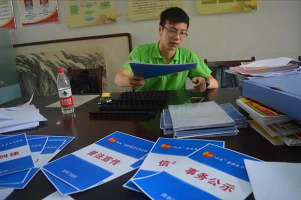 20151120165508554735.jpg 实践队员在整理普法资料.jpg