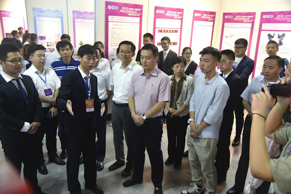 20180605143031693362.jpg 3共青团安徽省委书记孔涛在项目展示环节听取了我校学生的作品介绍2.jpg