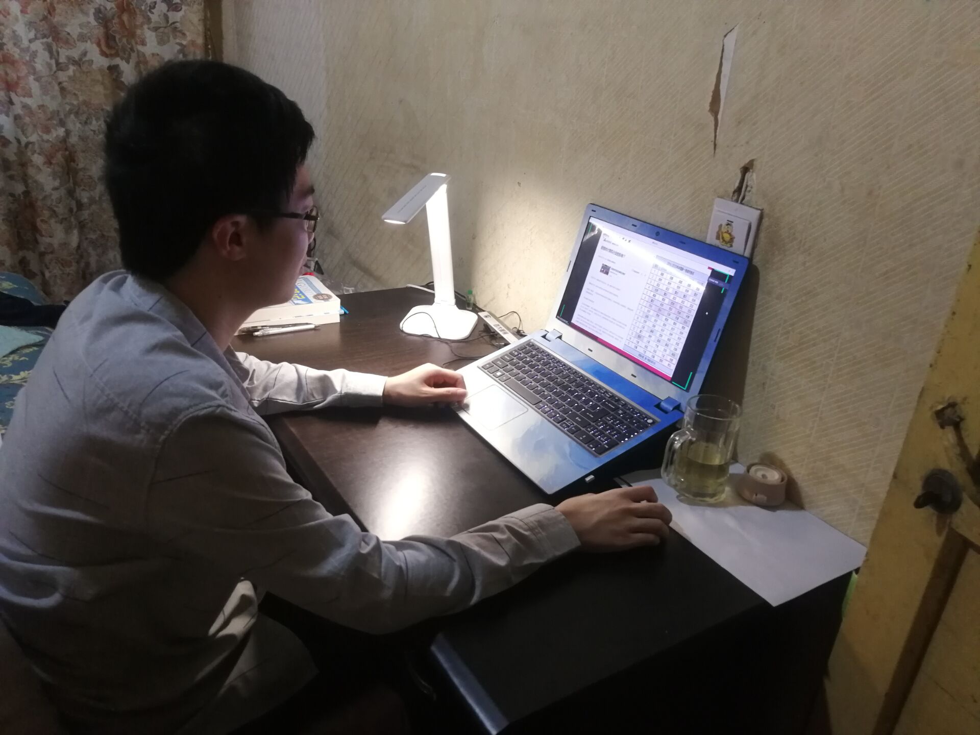 学生在家中参与线上启动仪式 学生在家中参与线上启动仪式
