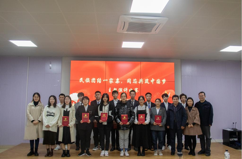 参赛选手与学院领导老师合影留念