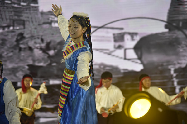 少数民族学生热情表演“弦鼓情缘”_副本.jpg