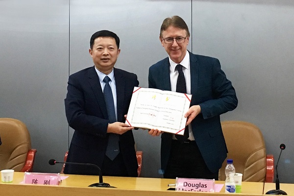 20171007105302231270.jpg 陈刚为Douglas MacFarlane颁发聘书.jpg