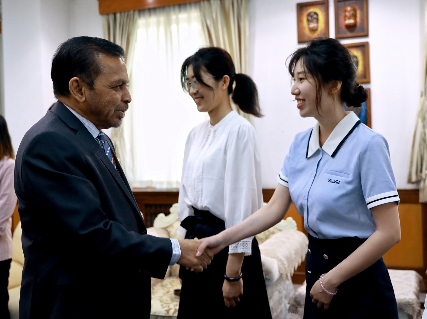 我校外国语学院学生郭梦帆(右一)入选外国驻华大使馆实地实习 我校外国语学院学生郭梦帆(右一)入选外国驻华大使馆实地实习