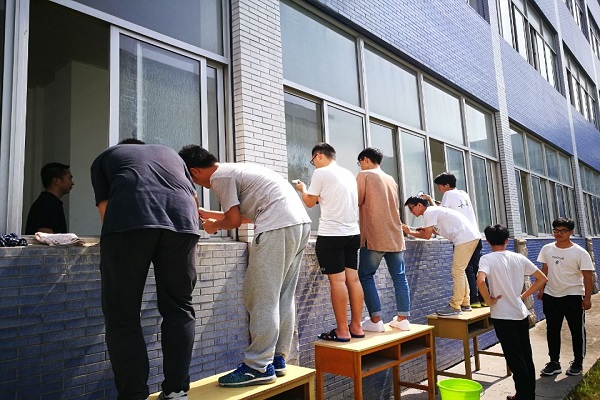 20180712161758941034.jpg 打扫教室.jpg