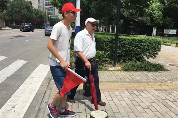 20170721105020905642.jpg 引导老大爷安全过马路.jpg