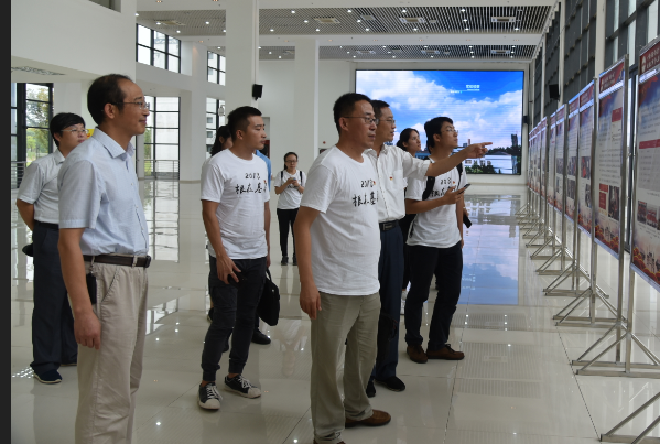 20180925164138949696.png 调研团参观宣城校区学生党建和思想政治工作展览.png