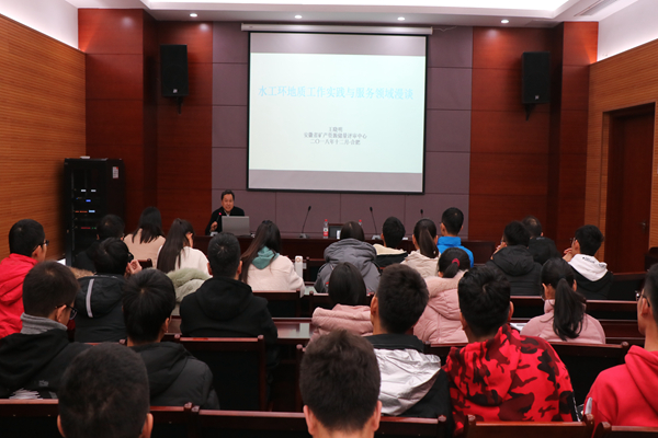 20181225113116686360.jpg 大学生职业能力提升论坛2.JPG