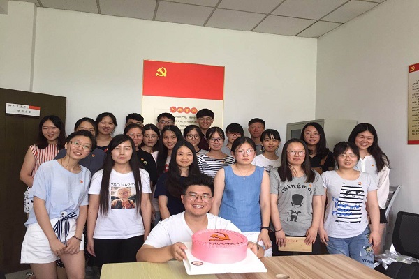 20180702173357168440.jpg 文法学院本科生党支部“同话入党时 与党共庆生”主题党日活动.jpg
