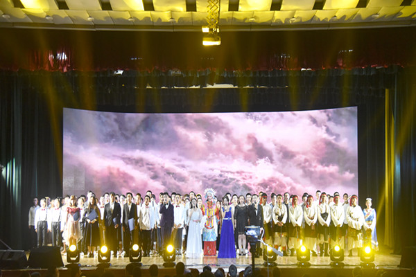大合唱”天佑中华“，庄严又热烈_副本.jpg