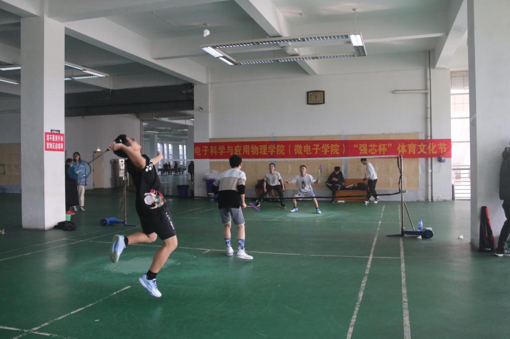电子科学与应用物理学院(微电子学院)举办“强芯杯”大学生羽毛球赛 电子科学与应用物理学院(微电子学院)举办“强芯杯”大学生羽毛球赛