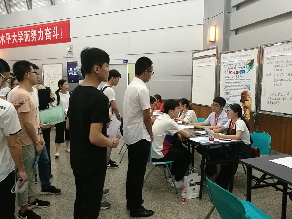 20180517105347680092.jpg 对接会现场用人单位与学生进行面试洽谈.jpg