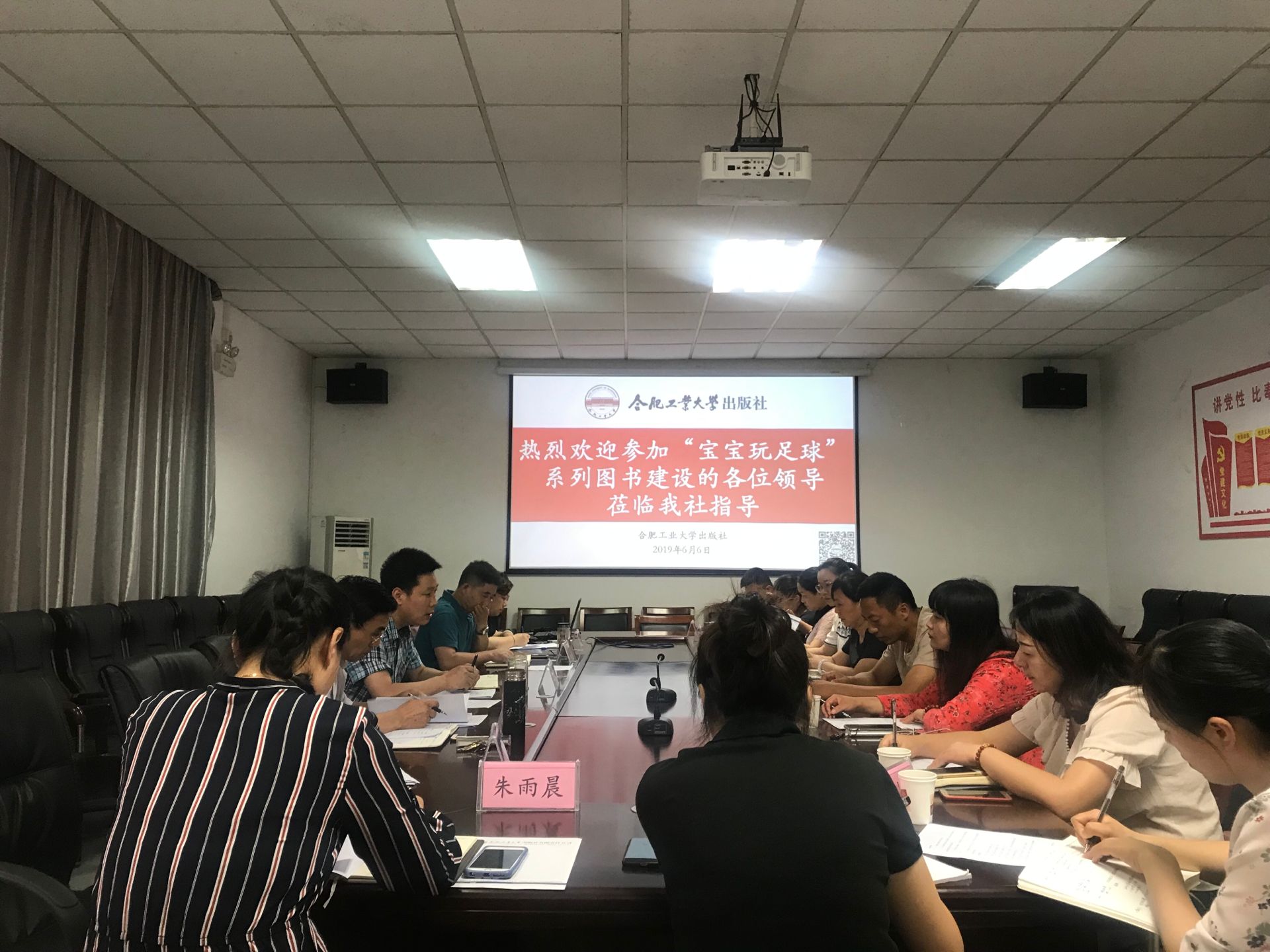 20190612091409793367.jpg 少儿玩足球.jpg