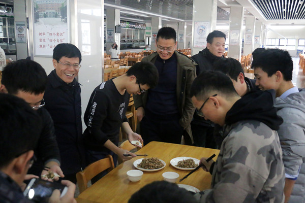 20190102151155377777.jpg 校领导参加“包饺子,庆元旦”活动.jpg